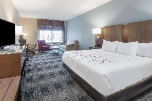 Deluxe King Room with Bathtub with Grab Bars - Mobility Accessible/Non-Smoking