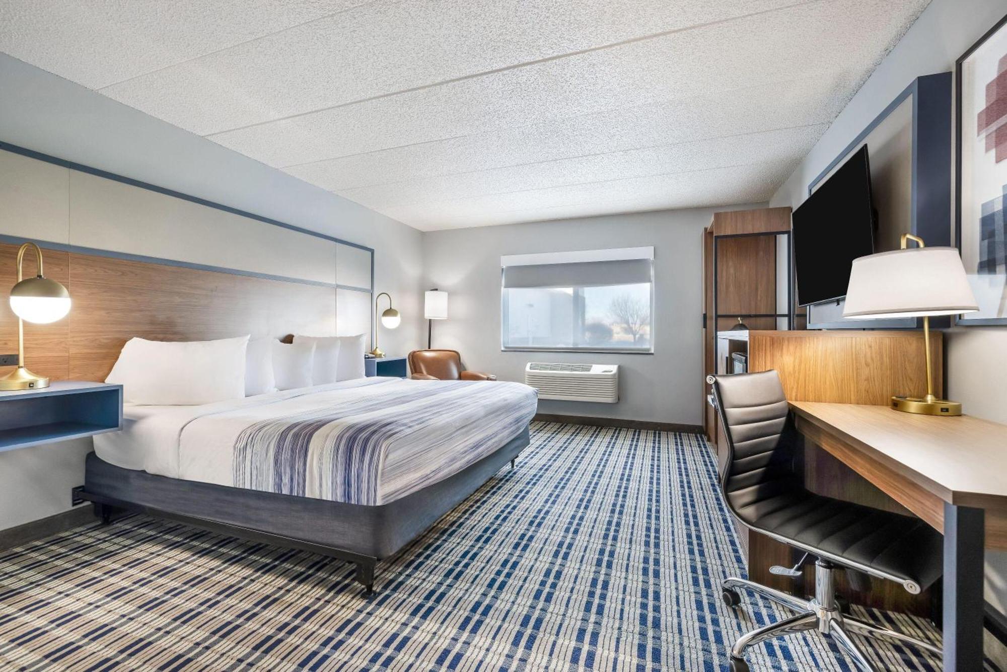 King Room with One King Bed and Roll-In Shower - Mobility Accessible - NonSmoking
